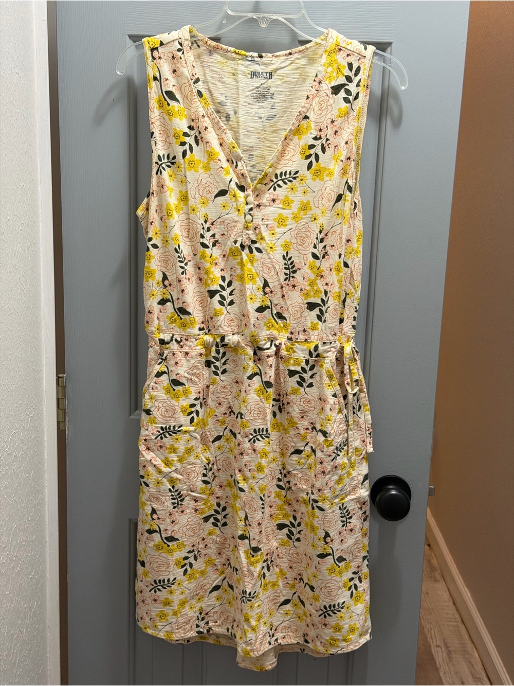 Duluth Trading Company Women's Dress Size Small. RN#106803 Yellow Flowers Ties